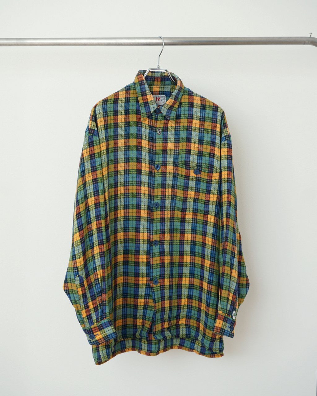 CALCÈLのKey West Shirts製、オレンジ・青・緑・黄の多色チェック柄長袖シャツ。ゆったりとしたシルエットで織り感のある生地が特徴。