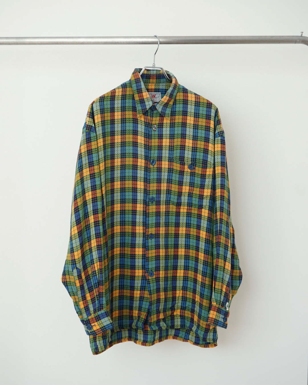 CALCÈLのKey West Shirts製、オレンジ・青・緑・黄の多色チェック柄長袖シャツ。ゆったりとしたシルエットで織り感のある生地が特徴。