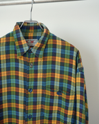 CALCÈLのKey West Shirts製、オレンジや青の多色チェック柄長袖シャツ。織り感のある生地と特徴的なボタンが魅力。