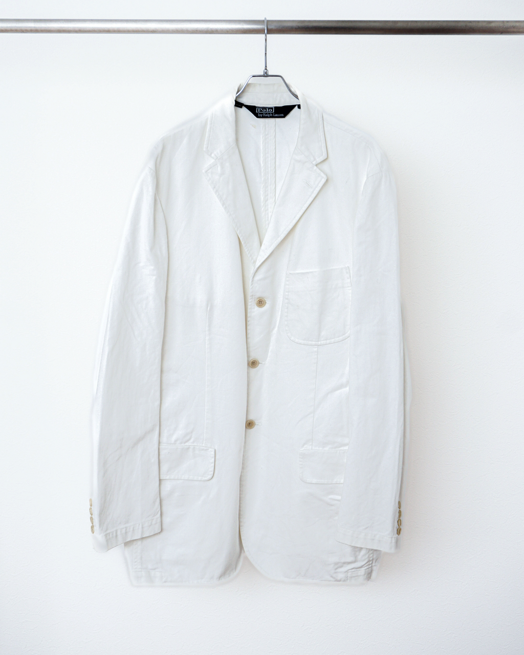 CALCÈLのPolo by Ralph Laurenオフホワイトの3つボタンシングルジャケット。斜め畝のある生地でゆったりとしたシルエットのノッチドラペル仕様