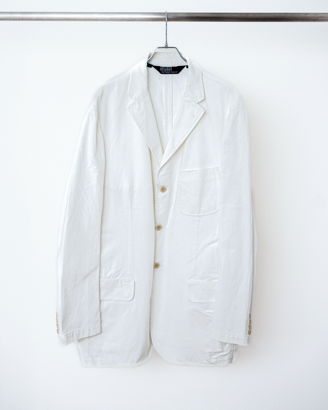 CALCÈLのPolo by Ralph Laurenオフホワイトの3つボタンシングルジャケット。斜め畝のある生地でゆったりとしたシルエットのノッチドラペル仕様