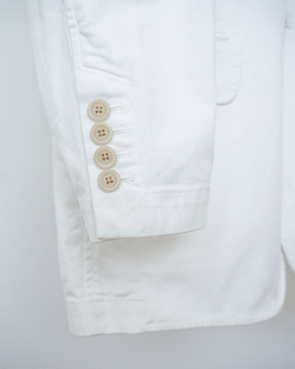 CALCÈLのPolo by Ralph Laurenのオフホワイトのジャケット。袖口に4つのボタンが並ぶディテール。