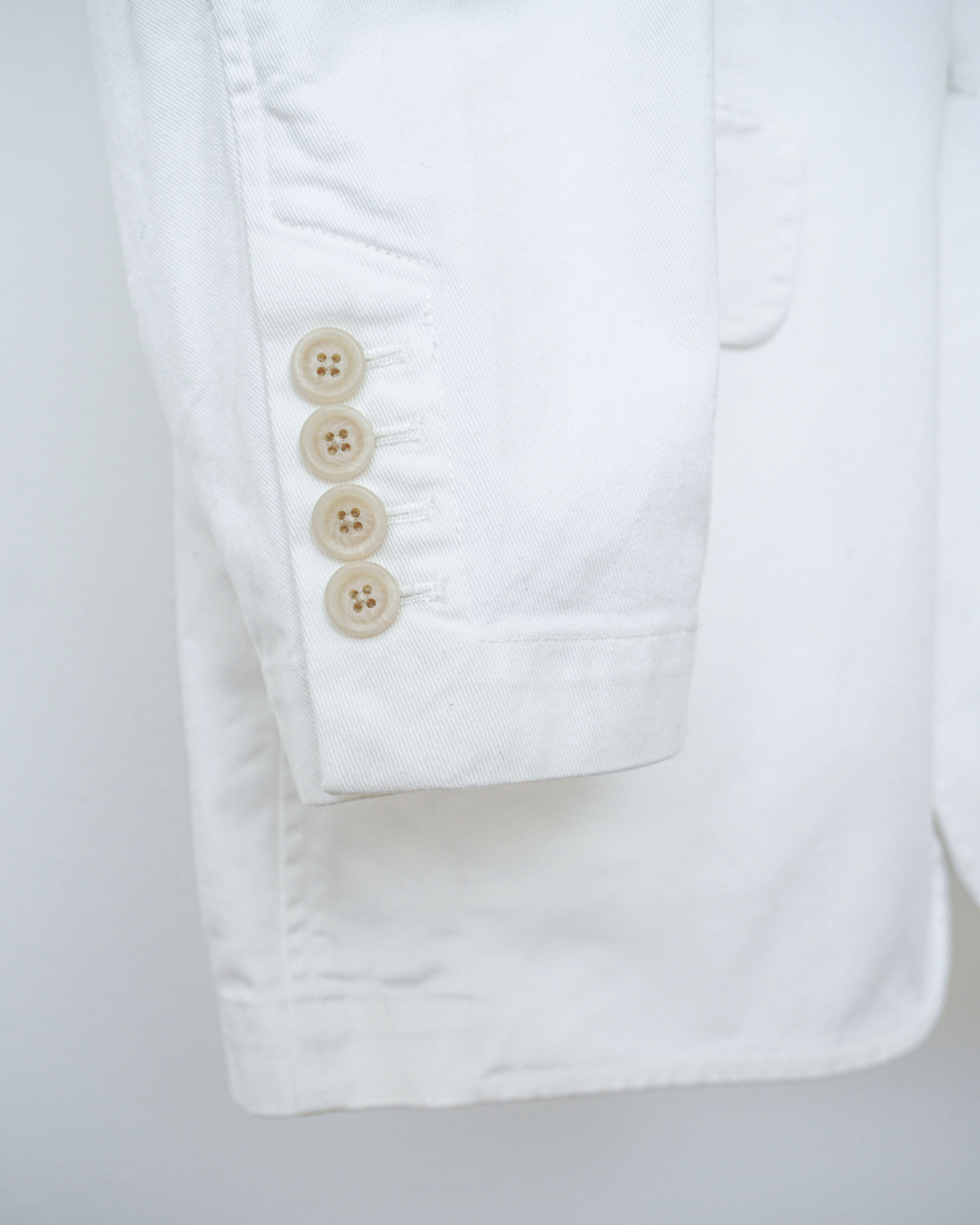 CALCÈLのPolo by Ralph Laurenのオフホワイトのジャケット。袖口に4つのボタンが並ぶディテール。
