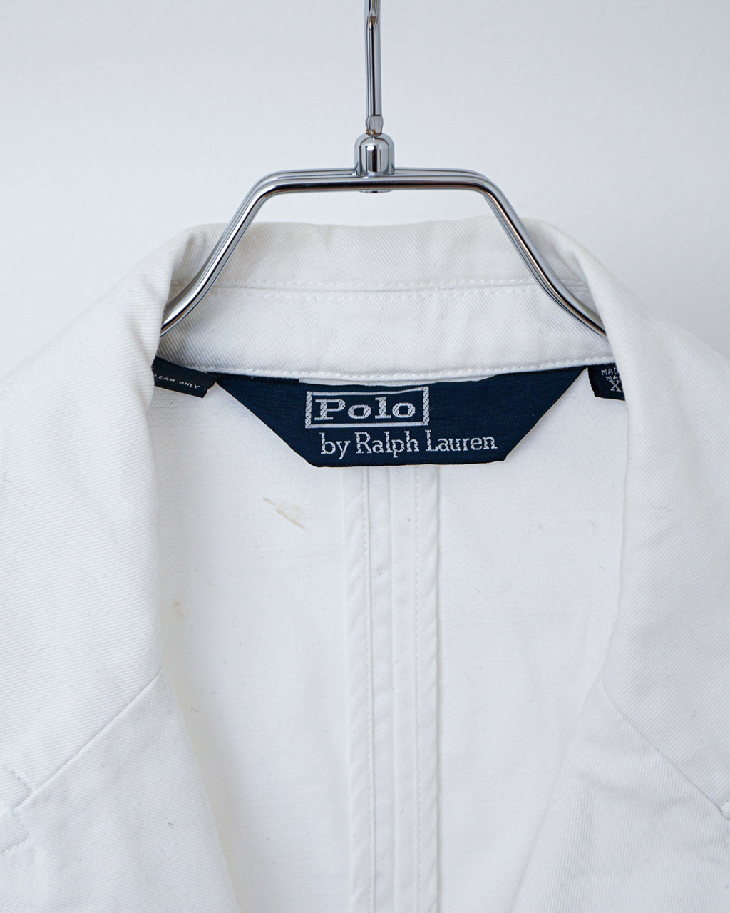 CALCÈLのPolo by Ralph Laurenオフホワイトの3ボタンジャケットの襟元とブランドタグ