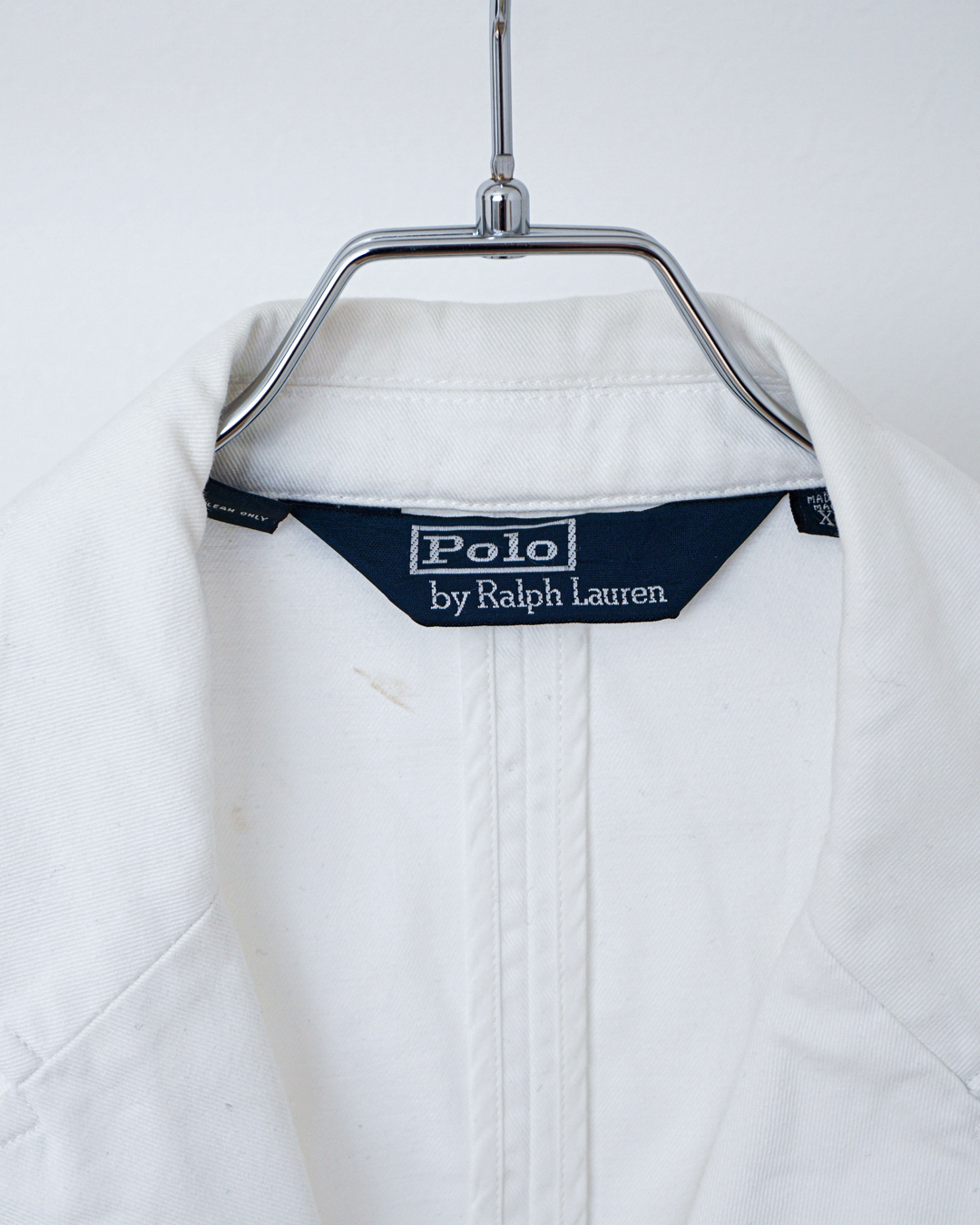 CALCÈLのPolo by Ralph Laurenオフホワイトの3ボタンジャケットの襟元とブランドタグ