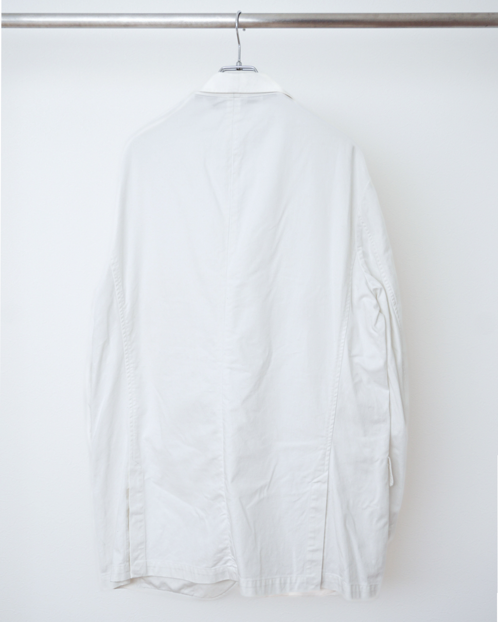 CALCÈLのPolo by Ralph Laurenオフホワイトの3ボタンジャケット、背面からの全体像