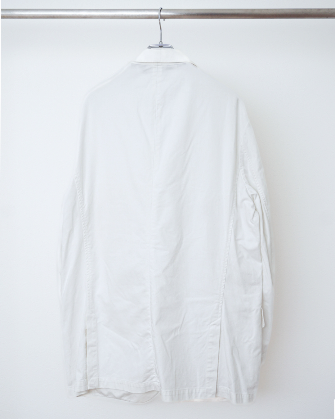 CALCÈLのPolo by Ralph Laurenオフホワイトの3ボタンジャケット、背面からの全体像