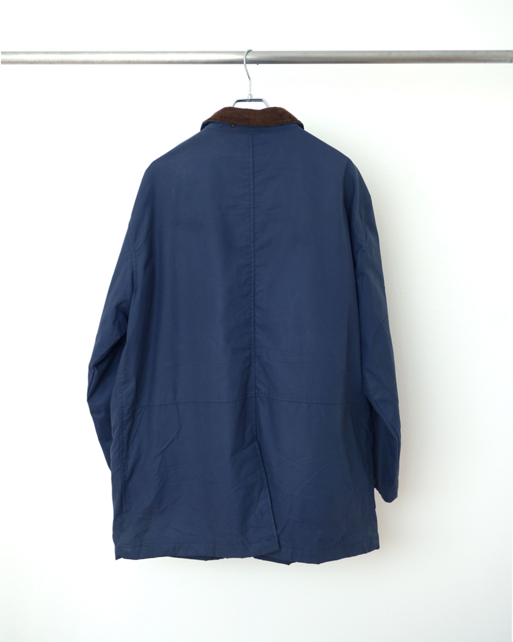 CALCÈLで取り扱うPolo by Ralph Laurenのネイビーのユーティリティジャケット。茶色のコーデュロイ襟が特徴的な背面ショット