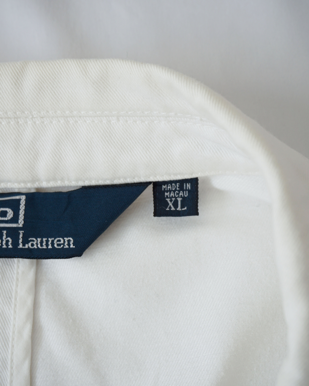 CALCÈLで取り扱うPolo by Ralph Laurenのオフホワイトジャケットの襟元にあるブランドタグとサイズタグ