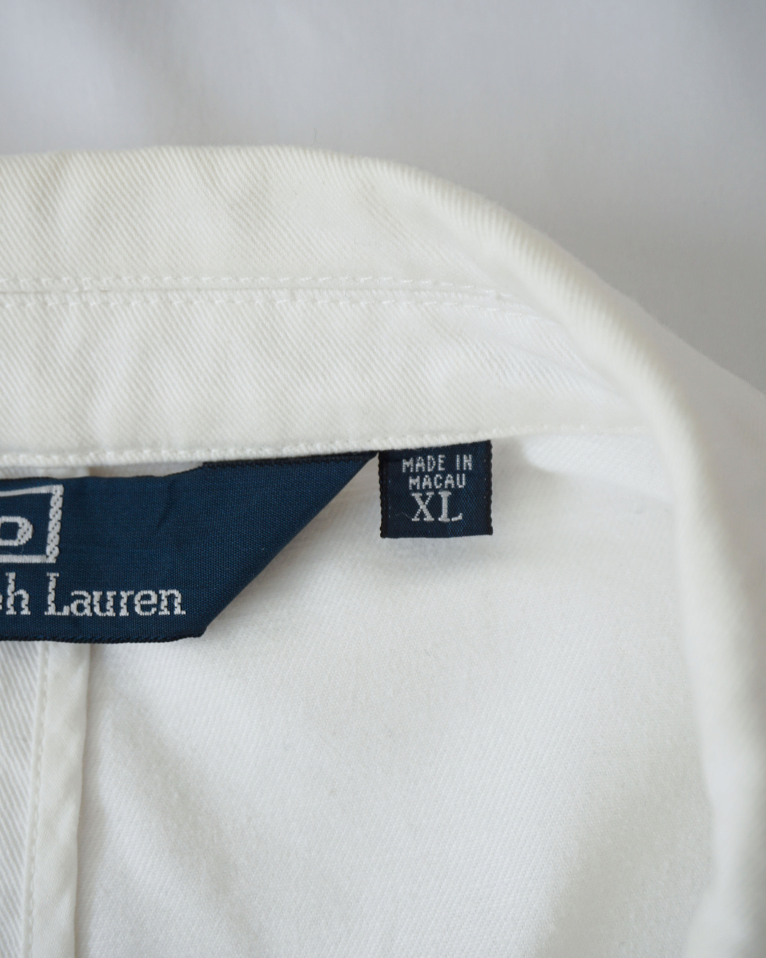 CALCÈLで取り扱うPolo by Ralph Laurenのオフホワイトジャケットの襟元にあるブランドタグとサイズタグ
