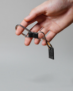 0.4㎡のレザーと楕円形カラビナを組み合わせたシンプルなショートキーリング