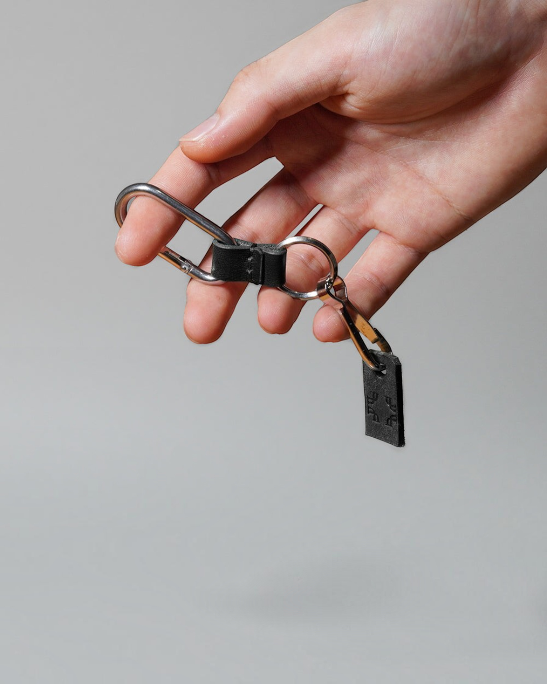 0.4㎡のレザーと楕円形カラビナを組み合わせたシンプルなショートキーリング