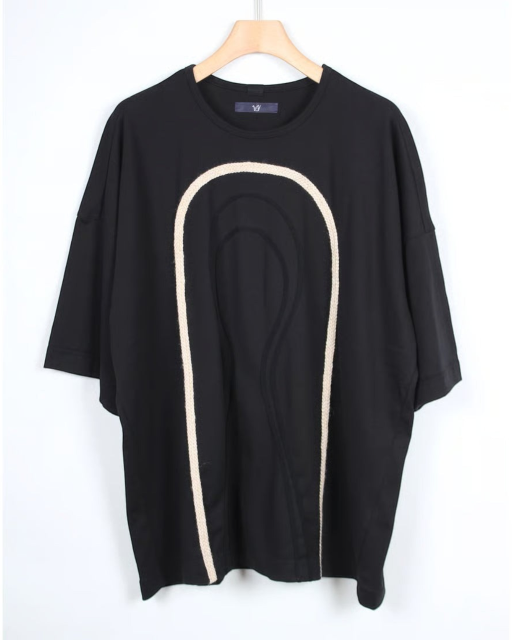 CALCÈLの黒い綿100%天竺Tシャツ。フロントに2種類のコード糸でお地蔵さんのシルエットがデザインされたゆったりとしたシルエットのアイテム。