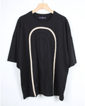 CALCÈLの黒い綿100%天竺Tシャツ。フロントに2種類のコード糸でお地蔵さんのシルエットがデザインされたゆったりとしたシルエットのアイテム。