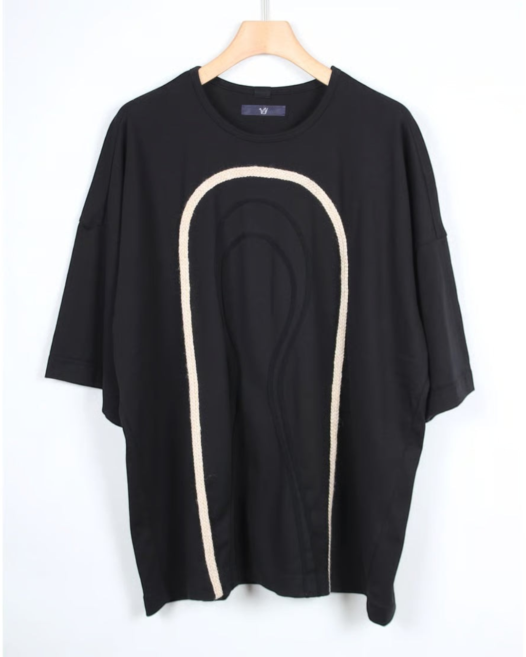 CALCÈLの黒い綿100%天竺Tシャツ。フロントに2種類のコード糸でお地蔵さんのシルエットがデザインされたゆったりとしたシルエットのアイテム。