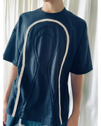 CALCÈLの黒い綿100%天竺Tシャツ。フロントに2種類のコード糸でお地蔵さんのシルエットがデザインされたゆったりとしたシルエットのアイテム。