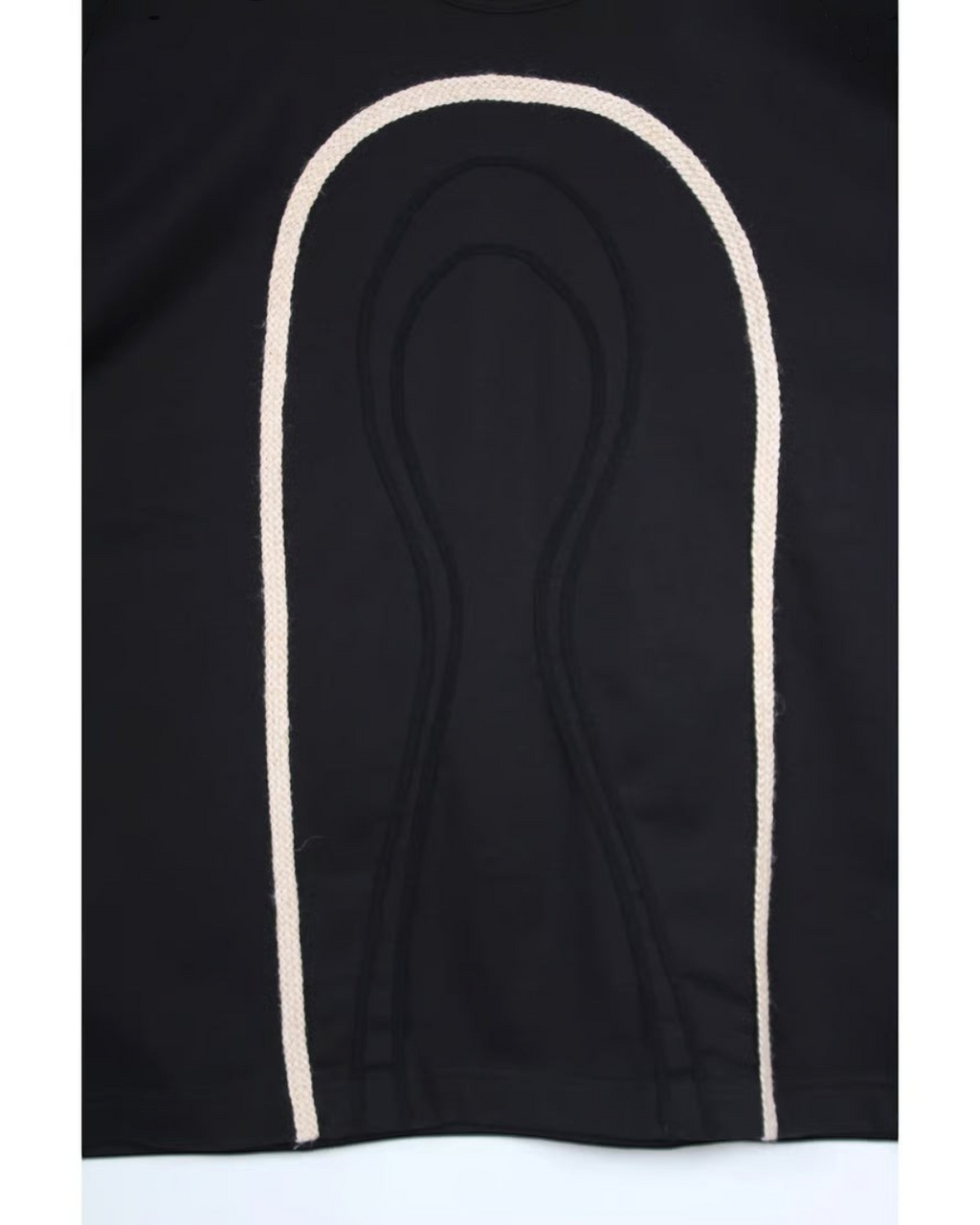 CALCÈLの黒い綿100%天竺Tシャツ。フロントに2種類のコード糸でお地蔵さんのシルエットが描かれたゆったりとしたデザイン。