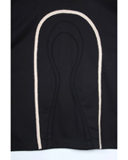 CALCÈLの黒い綿100%天竺Tシャツ。フロントに2種類のコード糸でお地蔵さんのシルエットが描かれたゆったりとしたデザイン。