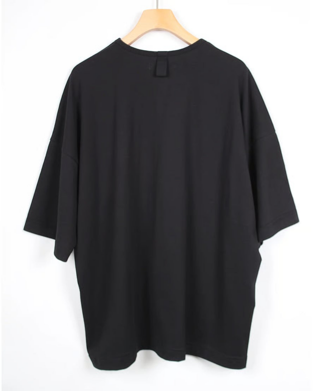 CALCÈLで取り扱うohtaの黒い綿100%天竺素材のゆったりとしたシルエットのTシャツ背面