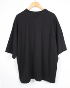 CALCÈLで取り扱うohtaの黒い綿100%天竺素材のゆったりとしたシルエットのTシャツ背面