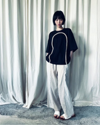 CALCÈLのohta黒色Tシャツ。フロントにコード糸でお地蔵さんのシルエットが描かれた、ゆったりとした綿100%の天竺素材。